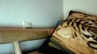 Ein köstlicher Engel spreizt ihre Beine und masturbiert