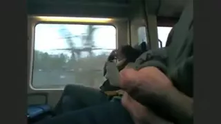 Sexuell erregter Mann streichelt seinen Schwanz in öffentlichen Verkehrsmitteln.