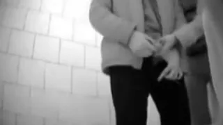 Blondinen und Brünette werden in den Toiletten gefickt.