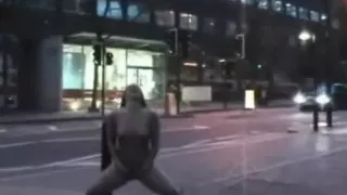 Eine ausgezeichnete Frau erwirbt gestrippt auf der Straße.