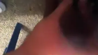 Die korpulente Süße tut, was sie sagt, während sie den dunklen Penis verschlingt