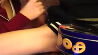 Niedliches, jugendliches, unprofessionelles College-Mädchen verschlingt mit Kehlkopf-Ejakulation