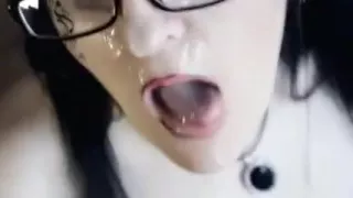 Emo-Floozy mag es, mit Sperma bespritzt zu werden