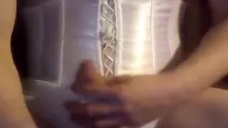 Windelweichei spielt mit ihrem Miniaturschwanz