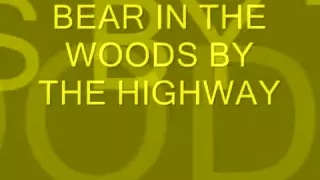 Bär im Wald am Highway