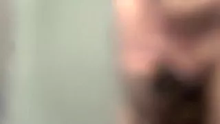 Stange an falschem Penis befestigt, entlädt Ladung freihändig gegen Glas