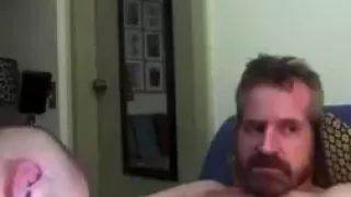 ein großes, wütendes Würstchen verschlingen zwei