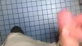 Öffentliche Toilette wichsen