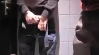 Arabischer unprofessioneller Twink verschlingt Weiße in Toilettes