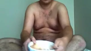 korpulenter jugendlicher Freund isst Eiswürfel und Kuchen ausgesetzt