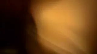 Nackt in der Umkleidekabine hängend