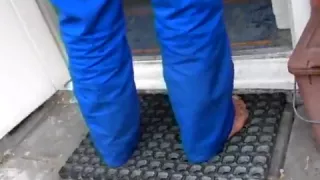 nlboots - unbekleidete Füße, Turnschuhe und Arbeitshosen