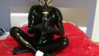Jugendliches Streicheln in dunklem Latex großen Jock
