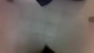 Verschlingender hart geschnittener Strapon in einem öffentlichen WC.