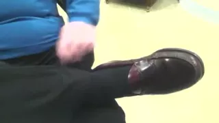 braune Weejuns und dunkle Socken