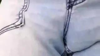 Riesige Ding-Dong Spermaladung wichst im Freien befestigte Eier in Jeans