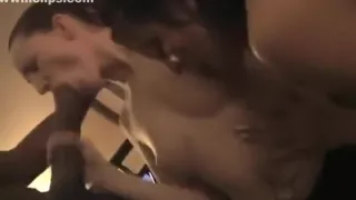 Zwei Hündinnen teilen sich ein dunkles Monsterwerkzeug