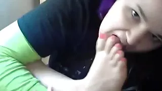 Goth emo hotty leckt ihre eigenen Füße