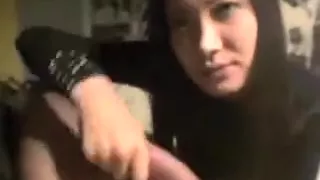 Sexuell erregte orientalische Hottie gibt Oraljob Spaß