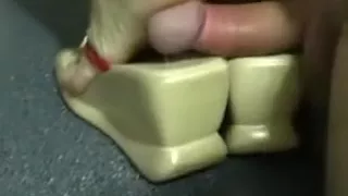 Fußfetisch-Episode mit meiner Frau, die auf meinen Schwanz tritt