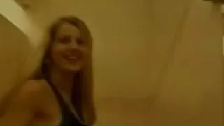 Blonde Hottie will beim Einkaufen den Schwanz verschlingen