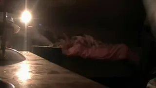 Gal liegt im Bett in meinem Amateur-Voyeur-Porno