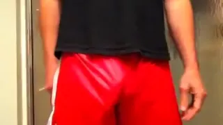 Großer Jock in roten Shorts