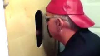 Gloryhole Large Strapon Returns to Sperma