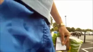 Nylonsatin-Shorts, laszives Weenie im Supermarkt