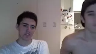 drei heißeste argentinische Hetero-Kumpels zeigen muskulöse Hintern vor der Livecam