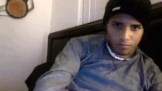 Niedlicher, durchtrainierter Twink mit großem Würstchen wichst und sperma