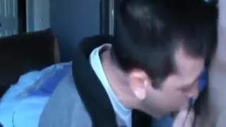 Den doppelgeschlechtlichen Kerl in einem sexy Jockstrap züchten