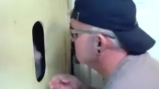 Gloryhole-Besucherin braucht ein sexy Gesichtsloch