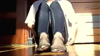 Meine crossdressed Emo-Füße in dunklen Strümpfen