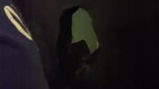 Jugendlicher Junge am Gloryhole