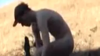 Der Junge auf der Ranch legt sein Gewand ab