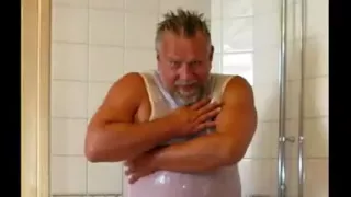 Ich zeige meine Bräune in der Dusche