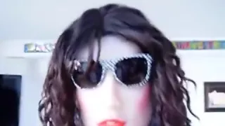 Weibliche Maske in blauen Outfits