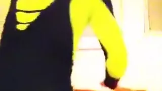 Sportlicher Junge in glänzendem adidas mit Popper, Socken und Turnschuhen