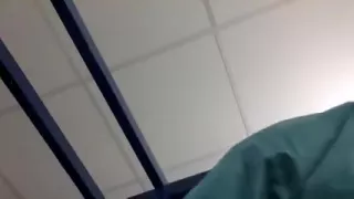 Zahnärztliche Chirurgie voll maskiert, mit Kittel und Handschuhen