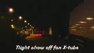 Nachtausstellung auf einem Parkplatz