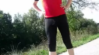 Jugendlicher Mann pisst in öffentlichen Park