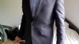 Jugendlicher Junge entblößt sein Kleid und wichst sich einen