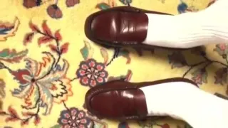 mit meinen Cordo Sebago Beefs spielen und weiße Socken tragen