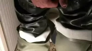 nlboots - a piss and sitting in green waders on toilet