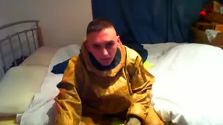 Dreckiger Chemikalienanzug und riesiger Butt Plug