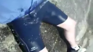 Junger Radfahrer pisst im Lycra in den öffentlichen Park