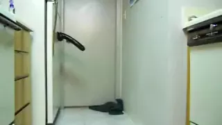 Fick meinen Arsch mit einem riesigen Dildo, während ich Unterwäsche trage