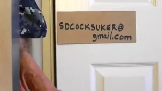 Heterosexueller Militärsoldat in Uniform kehrt nach der Schicht zurück