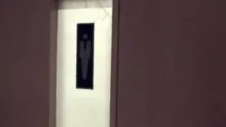 Ich habe auf der Toilette des Pubs masturbiert.